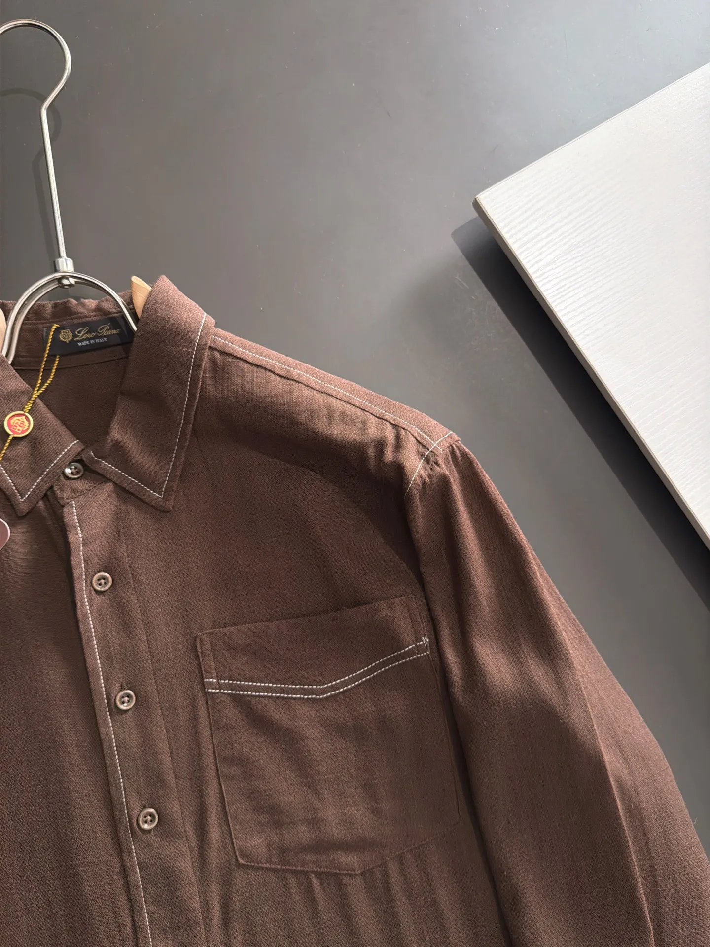 Next day shipment LP high quality Loro Piana 26ss autumn and winter New Arrival linen shirt set Made of one-on-one combed cotton yarn knitted linen fabrics, no pressure in and out of the counter Exclusive control of raw materials It feels substantial when weighed, and the upper body is more textured than ordinary T-shirts. This texture can cope with the weather easily and is suitable for both hot and cold! Loose fit design, looks noble. The only correct version is available Size: M to XXXL